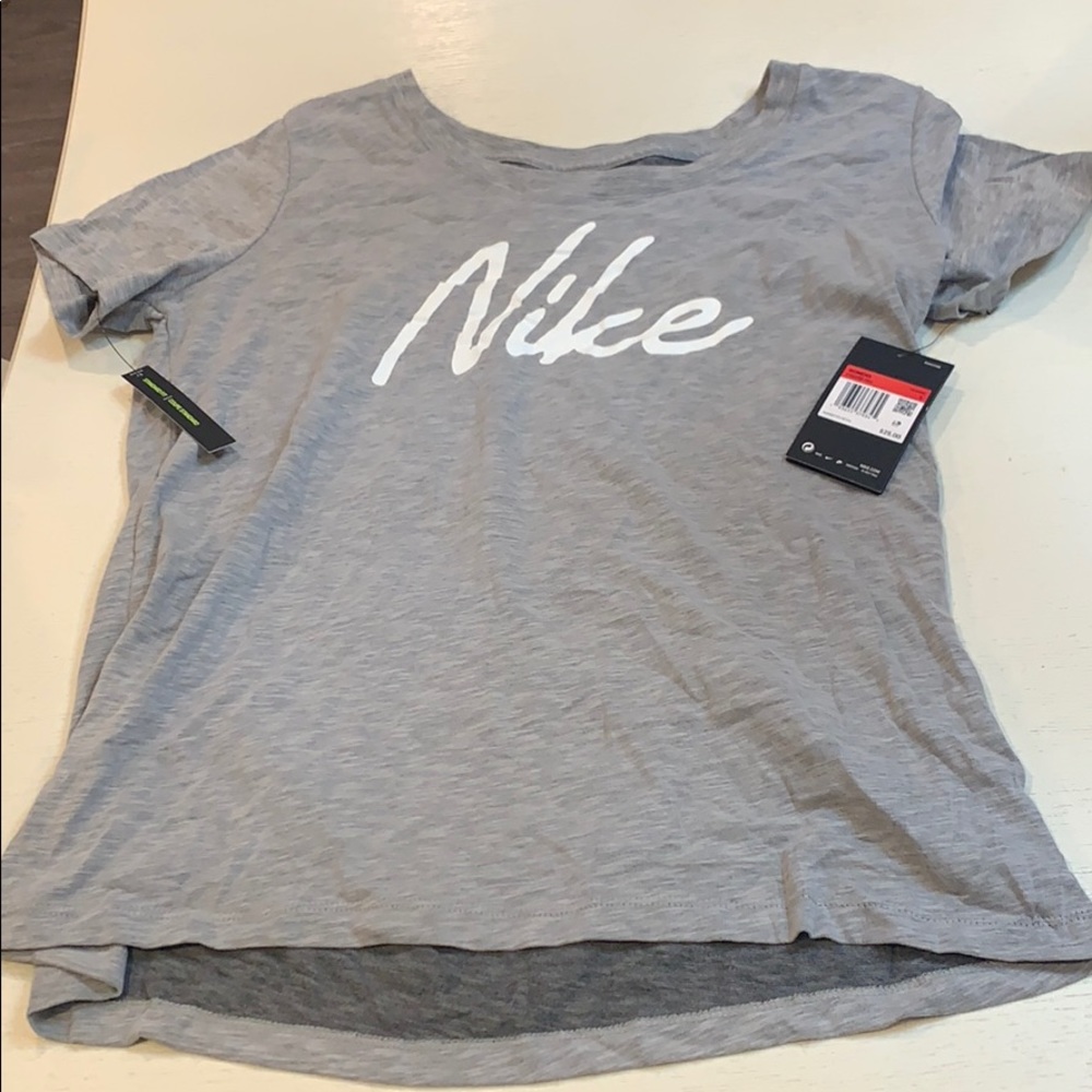 💋NWT NIKE T-shirt. Women’s size Large. Gray.
